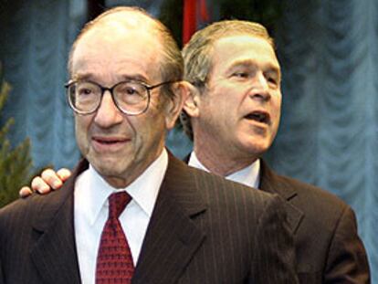 El presidente de la Reserva Federal, Alan Greenspan, delante del presidente George W. Bush.
