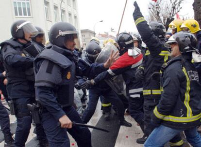 Carga policial contra los bomberos que se manifestaban ayer en A Coruña en protesta por las privatizaciones de los parques.