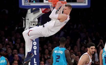 Porzingis, tras un mate en el Knicks-Hornets.