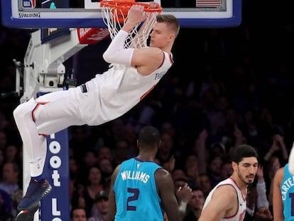 Porzingis, tras un mate en el Knicks-Hornets.