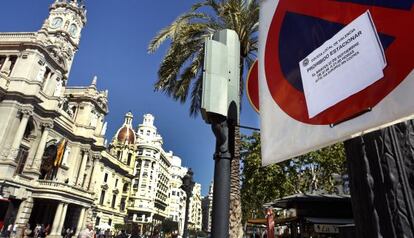 Carteles repartidos por la plaza del Ayuntamiento informan del corte al tráfico del día 22 de septiembre.
