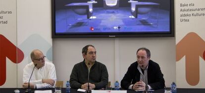 De izquierda a derecha, Santiago Burutxaga, Pello Gutiérrez y Carlos Juárez, en la presentación del documental. 