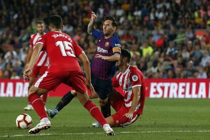 Messi es entrado en falta por Juanpe Ramírez.