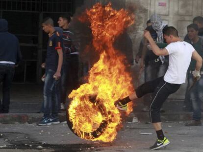 Manifestantes palestinos se enfrentan al ej&eacute;rcito israel&iacute; en Hebr&oacute;n este 2 de abril.