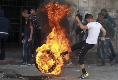 Manifestantes palestinos se enfrentan al ejército israelí en Hebrón este 2 de abril.