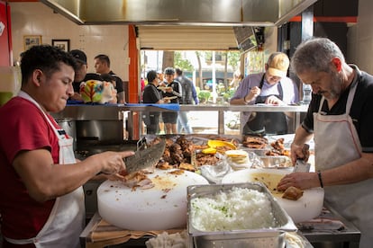 Taqueros trabajan en la cocina de Tacos Don Juan, el 13 de julio.