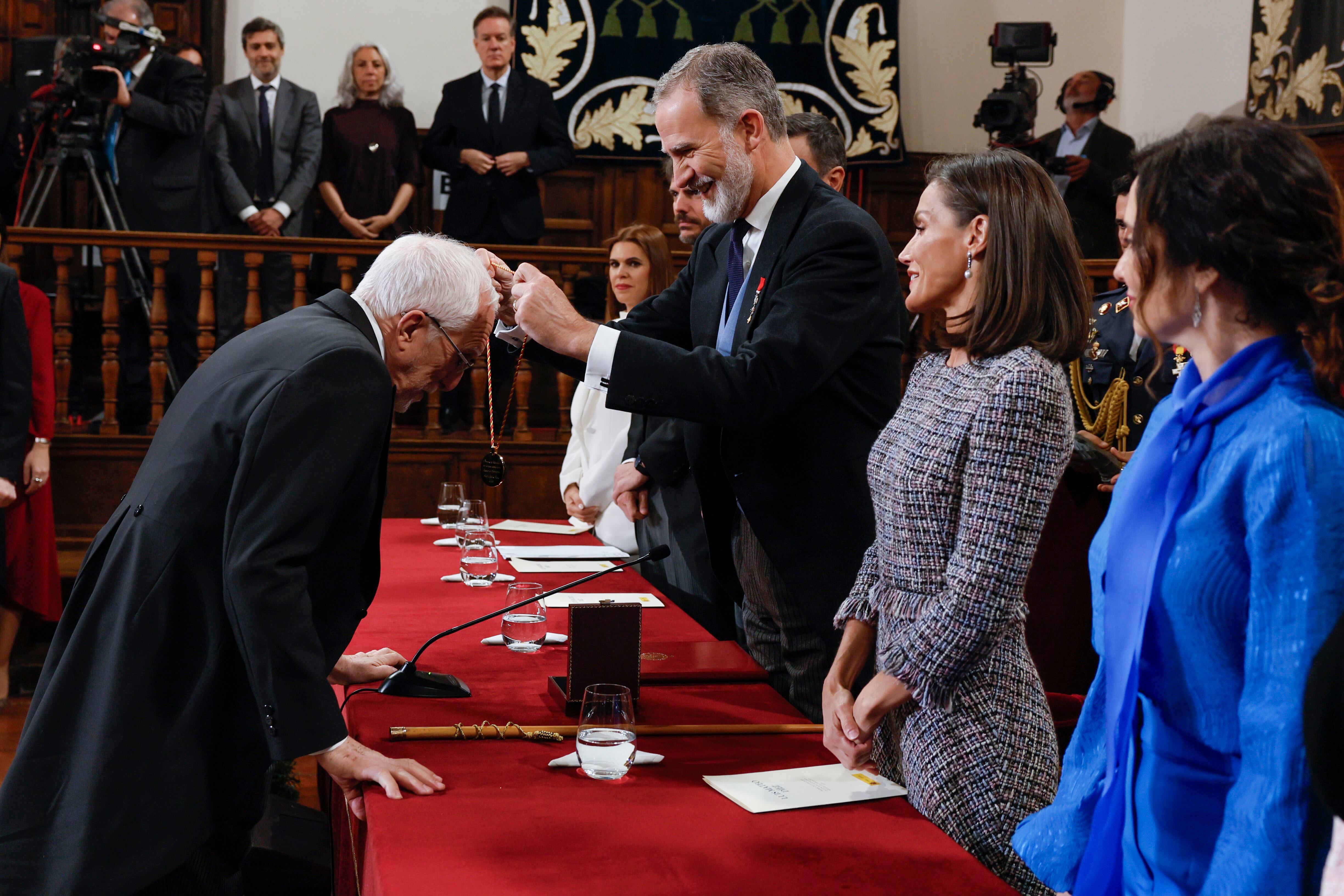 El rey Felipe VI entrega el Premio Cervantes 2023 al escritor Luis Mateo Díez en presencia de la reina Letizia, durante la ceremonia de entrega del galardón, este martes en el Paraninfo de la Universidad de Alcalá de Henares. 