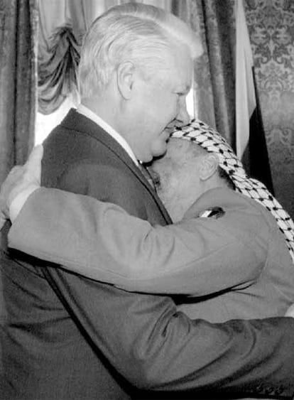 El presidente ruso Borís Yeltsin recibe un abrazo de Yasir Arafat en el Kremlin antes de dar comienzo las negociaciones entre ambos dirigentes.