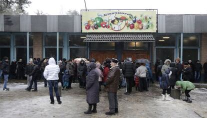 Desplazados esperan para recibir comida en un sanatorio en Svyatohirsk (este de Ucrania) habilitado para acogerles, en febrero.