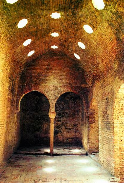 Sala de reposo iluminada por lucernarios en el 'hamman' (baño público) de El Bañuelo, en Granada. La urbanización del agua en las ciudades musulmanas, su función social, es uno de los aspectos que recoge 'El enigma del agua en Al-Andalus', de Lunwerg.