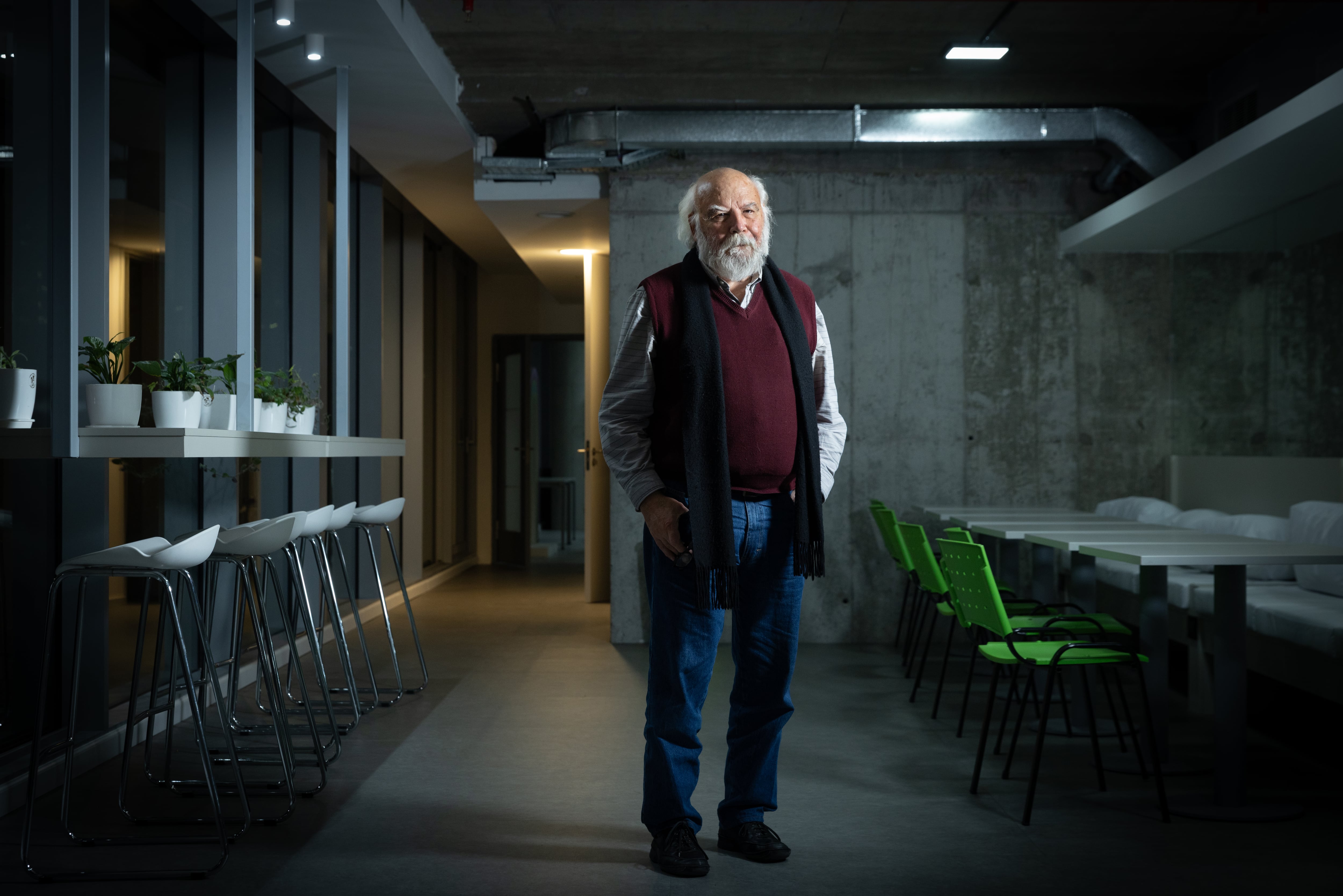 Juan Sasturain en el barrio de Puerto Madero.