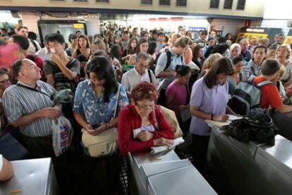 Pasajeros esperan que abran las puertas de la estación de Plaça de Catalunya de Barcelona.