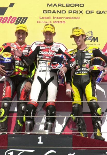 Casey Stoner (en el centro) comparte el podio con Jorge Lorenzo (a la izquierda) y Andrea Dovizioso.