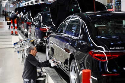 Un trabajador de Mercedes en la factoría de la empresa en Sindelfingen, Alemania.