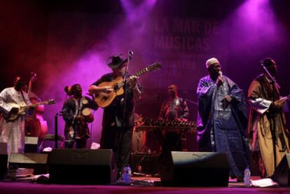 Djelimady Tounkara (guitarra eléctrica), Eliades Ochoa (guitarra), Lassana Diabaté (balafón), Kasse Mady Diabaté (voz) y Bassekou Kouyaté <i>(n'goni), </i><b>el viernes en Cartagena.</b>