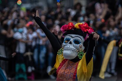 Actores disfrazados de catrinas y calaveras participan en el desfile del Día de Muertos en Ciudad de México, este sábado.