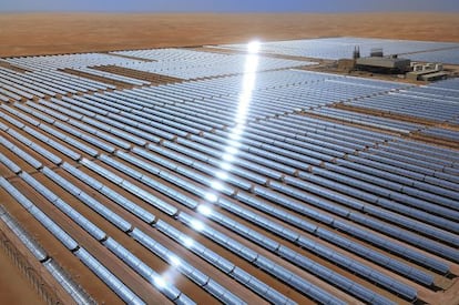 Vista aérea de la planta termosolar que Abengoa ha construido en Abu Dabi