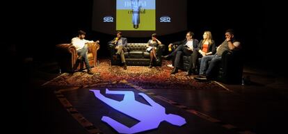 Vicente Jiménez, director general de la Cadena Ser (segundo por la izquierda), junto a Mona León, directora de 'Negra y Criminal'; y Luis Rodríguez Pi, director de antena de la emisora (cuarto por la izquierda), con parte del equipo del programa.