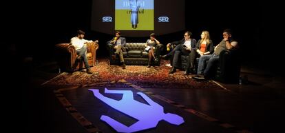 Vicente Jim&eacute;nez, director general de la Cadena Ser (segundo por la izquierda), junto a Mona Le&oacute;n, directora de &#039;Negra y Criminal&#039;; y Luis Rodr&iacute;guez Pi, director de antena de la emisora (cuarto por la izquierda), con parte del equipo del programa.