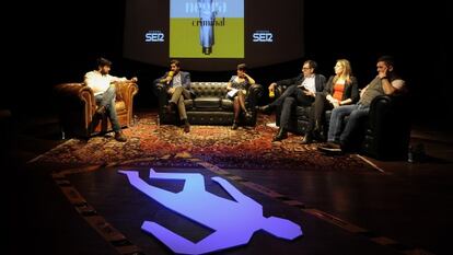 Vicente Jim&eacute;nez, director general de la Cadena Ser (segundo por la izquierda), junto a Mona Le&oacute;n, directora de &#039;Negra y Criminal&#039;; y Luis Rodr&iacute;guez Pi, director de antena de la emisora (cuarto por la izquierda), con parte del equipo del programa.