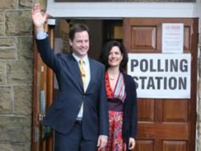 Nick Clegg, viceprimer ministro británico, junto a su esposa Miriam González Durantez en una mesa de votación en Sheffield, Reino Unido.