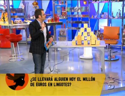 El presentador de <i>Sálvame</i>, Jorge Javier Vázquez, en el momento en el que le comunican que no puede dar el premio del millón de euros.