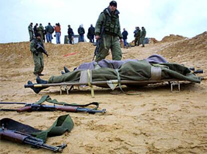Soldados israelíes de la base de Karem Shalom, junto a los cuerpos y armas de los suicidas de Hamás.