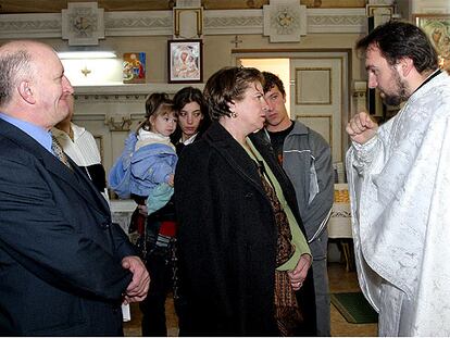 La senadora rumana Norica Nicolai visita a sus compatriotas en Alcalá de Henares.