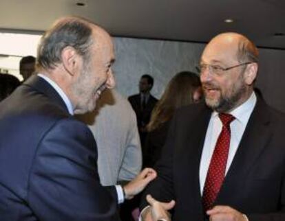 Fotografía facilitada por el PSOE de su secretario general, Alfredo Pérez Rubalcaba (i), y el presidente del Parlamento Europeo, Martin Schulz, anoche en Bruselas tras la primera jornada del IX Congreso del Partido Socialista Europeo (PSE).