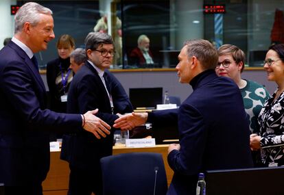 A la izquierda, el ministro de Finanzas francés, Bruno Le Maire, se dispone a estrechar la mano de su homólogo alemán, Christian Linder.