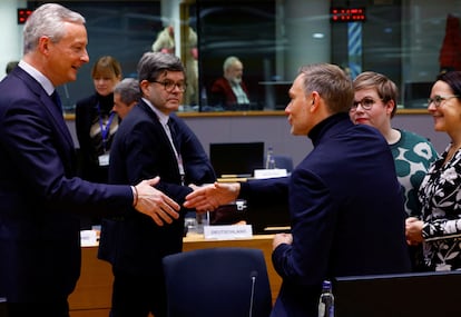 A la izquierda, el ministro de Finanzas francés, Bruno Le Maire, se dispone a estrechar la mano de su homólogo alemán, Christian Linder.