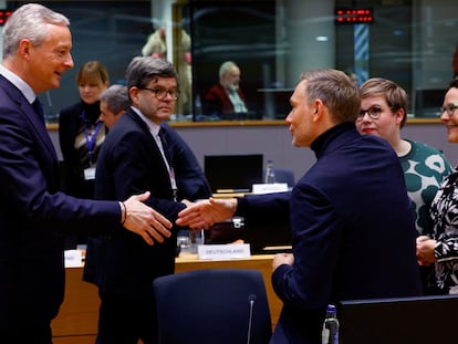 A la izquierda, el ministro de Finanzas francés, Bruno Le Maire, se dispone a estrechar la mano de su homólogo alemán, Christian Linder.