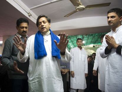 El ministro indio Shashi Tharoor gesticula hacia la prensa en el traslado del cad&aacute;ver de su esposa al crematorio. 