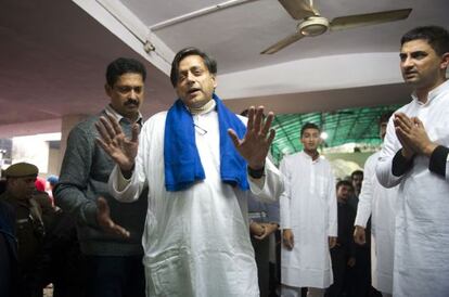 El ministro indio Shashi Tharoor gesticula hacia la prensa en el traslado del cad&aacute;ver de su esposa al crematorio. 