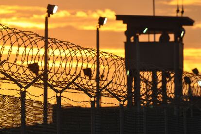 Alambradas y puesto de vigilancia en el Campo Delta de Guantánamo.