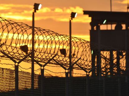 Alambradas y puesto de vigilancia en el Campo Delta de Guantánamo.