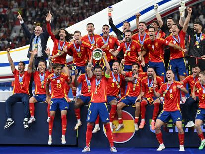 El capitán, Álvaro Morata, levanta el trofeo de la Eurocopa con el resto de la selección española tras vencer a Inglaterra en la final celebrada en Berlín.