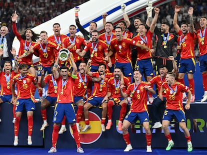 El capitán, Álvaro Morata, levanta el trofeo de la Eurocopa con el resto de la selección española tras vencer a Inglaterra en la final celebrada en Berlín.