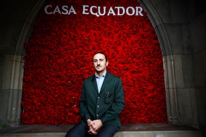 Luis Felipe Fernndez-Salvador frente a la entrada de la Casa Ecuador