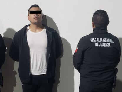 Jesús Alexis Álvarez Ortiz, novio de Mónica Citlalli detenido por agente de la Fiscalía.