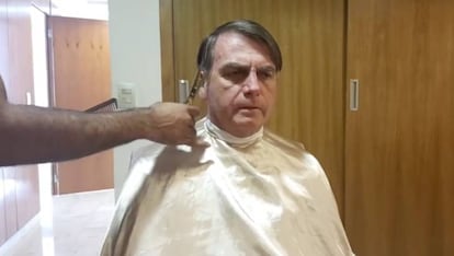 Bolsonaro, que fez uma transmissão ao vivo no Facebook enquanto cortava o cabelo. 