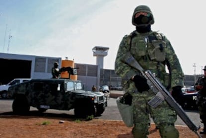 Militares vigilan la prisi&oacute;n de Piedras Negras.