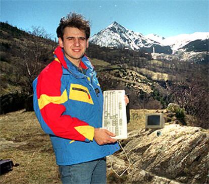 Carlos Barrabés, en una foto publicada en <i>Ciberp@ís</i> en 1998.