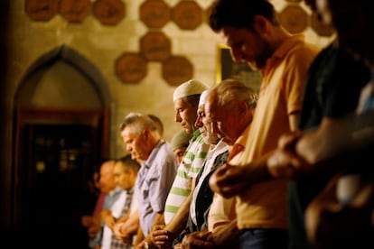 Musulmanes durante los rezos de la tarde en la mezquita de Bajrakli en Dorcol en Belgrado.