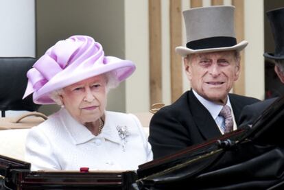 La reina Isabel II de Inglaterra y su esposo, el duque de Edimburgo, en una imagen de junio de 2011.