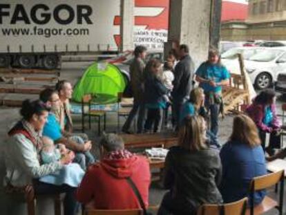 Trabajadores encerrados en la planta de Edesa de Basauri perteneciente a Fagor Electrodomésticos. EFE/Archivo