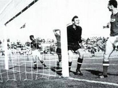 Yashin, portero de la URSS, tras recibir el &quot;gol ol&iacute;mpico&quot; de Colombia en el Mundial de 1962.