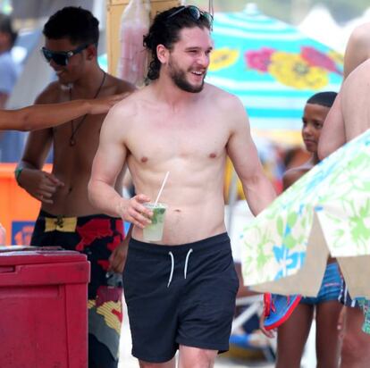 Aquí tenemos a Jon Snow, de 'Juego de tronos'. O sea, el guapo actor londinense Kit Harington. A la espera del rodaje de la nueva temporada de la serie, Harington se fue con unos amigos a la playa. A la que no se vio junto a él es a su novia, que también lo fue en la serie, Rose Leslie (la salvaje Ygritte de 'Juego de tronos').