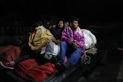 Un grupo de personas evacuadas por la actividad volcánica son trasladadas a un refugio de la aldea El Rodeo, en Guatemala, el 19 de noviembre de 2018.