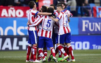 Jugadores del Atlético celebran uno de los goles.